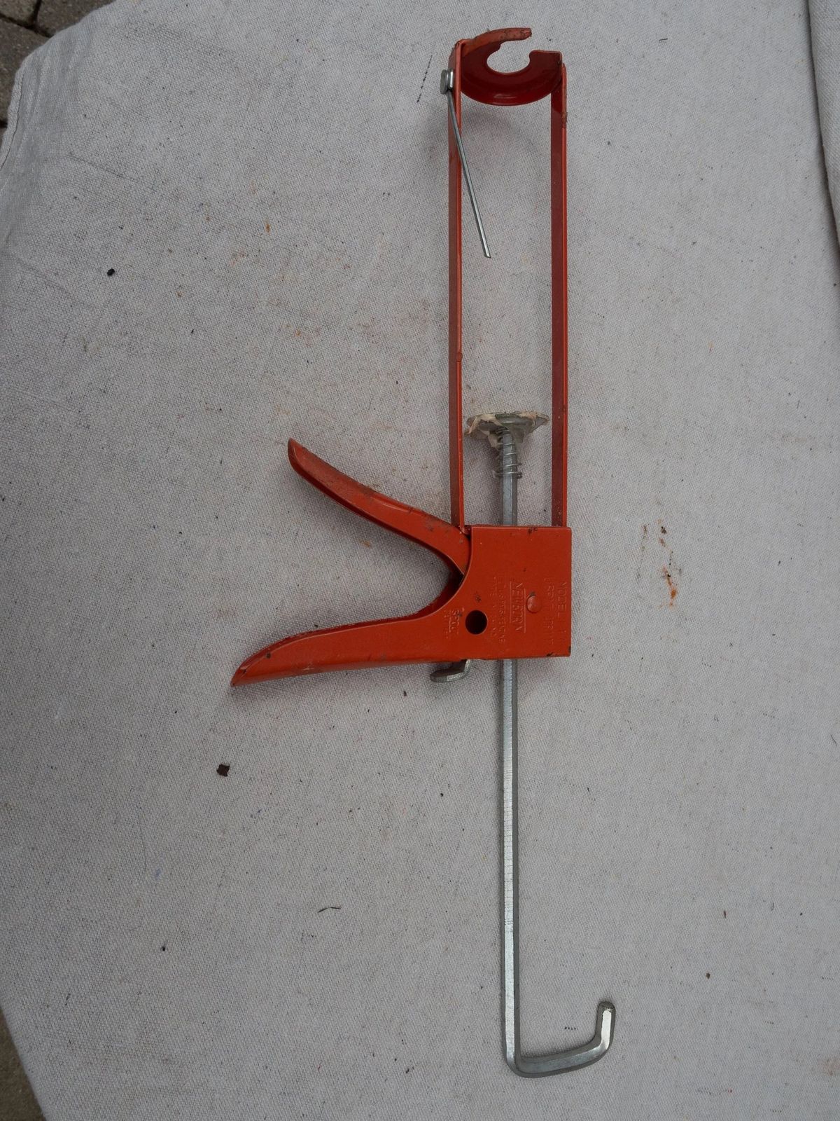 29 oz. Medium-Duty Drip Free Smooth Rod Caulk Gun, photo 1